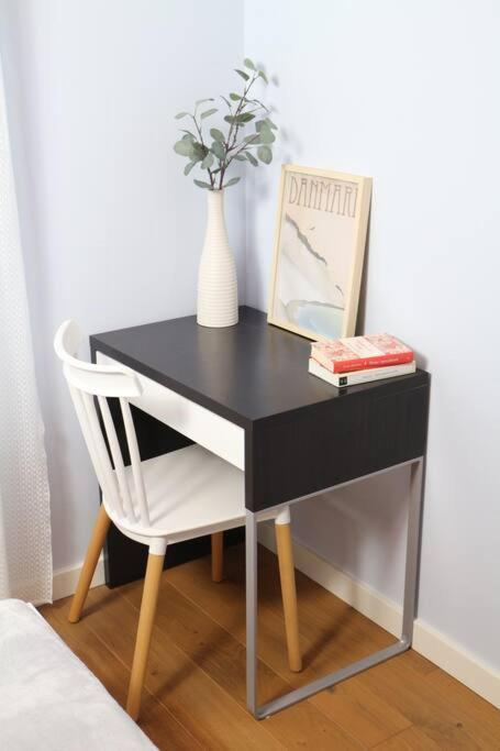 Comfy, Familly Friendly Apartment. Balcony. Garage. Warschau